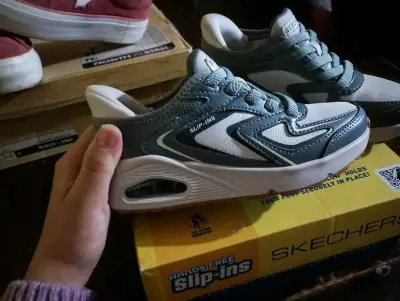 Zapatillas deportivas Skechers Slip-Ins gris y blanco - miniatura 4