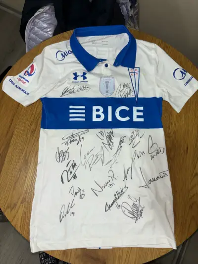 Camiseta Firmada Universidad Católica 2022 - miniatura 1