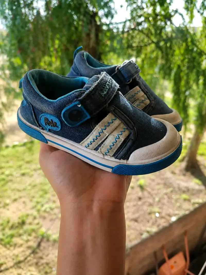 Zapatillas de niño azul con velcro Roar