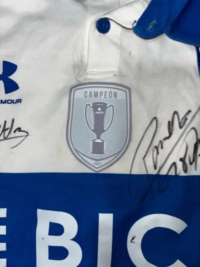 Camiseta Firmada Universidad Católica 2022 - miniatura 3