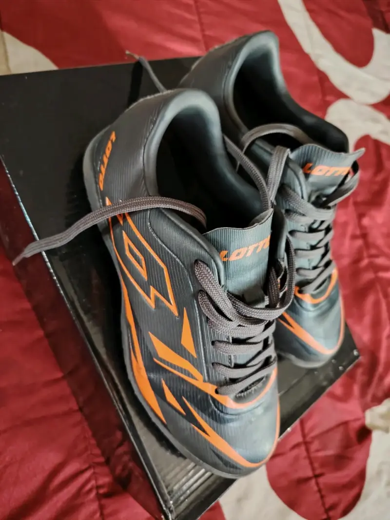 Zapatillas deportivas Lotto negras y naranjas - 1