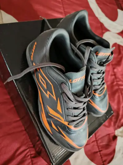 Zapatillas deportivas Lotto negras y naranjas - miniatura 1