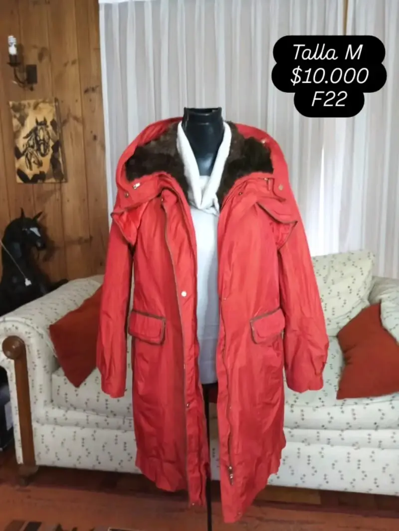 Abrigo largo rojo con capucha talla M