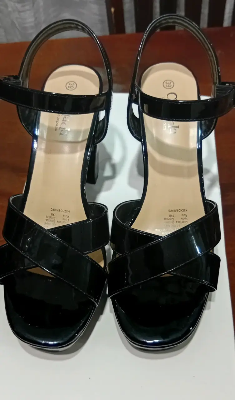 Sandalias de Tacón Alto Negras de Charol - 2