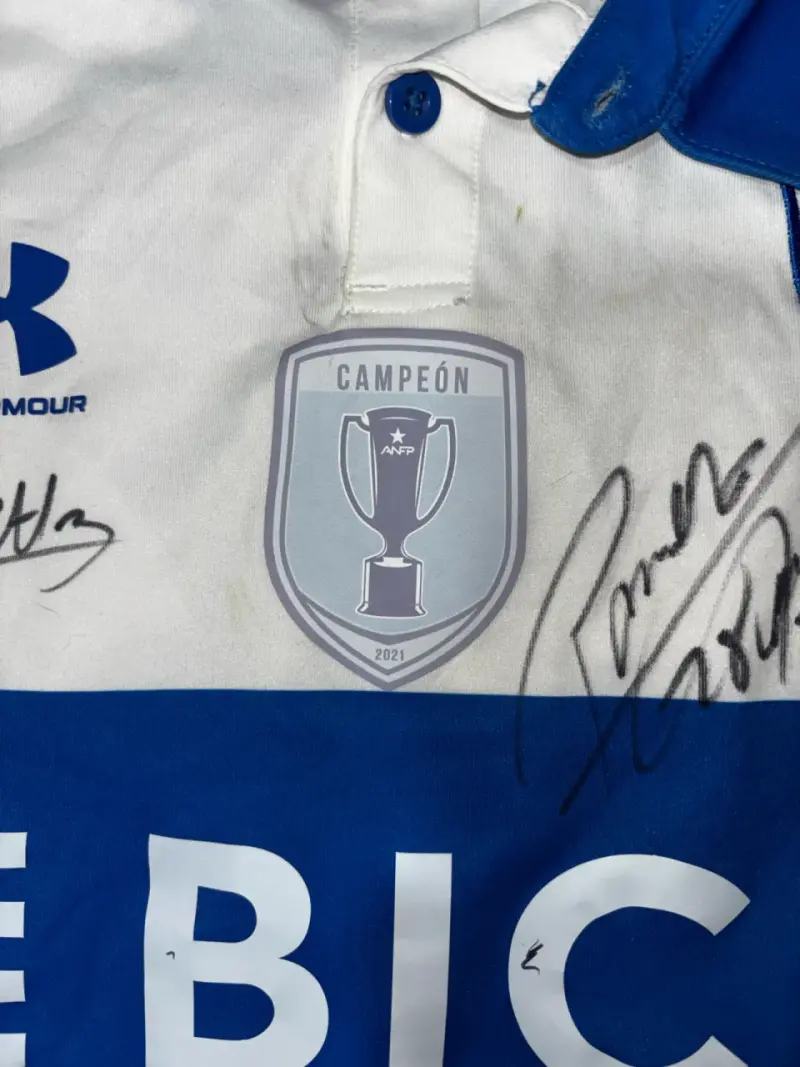 Camiseta Firmada Universidad Católica 2022 - 3