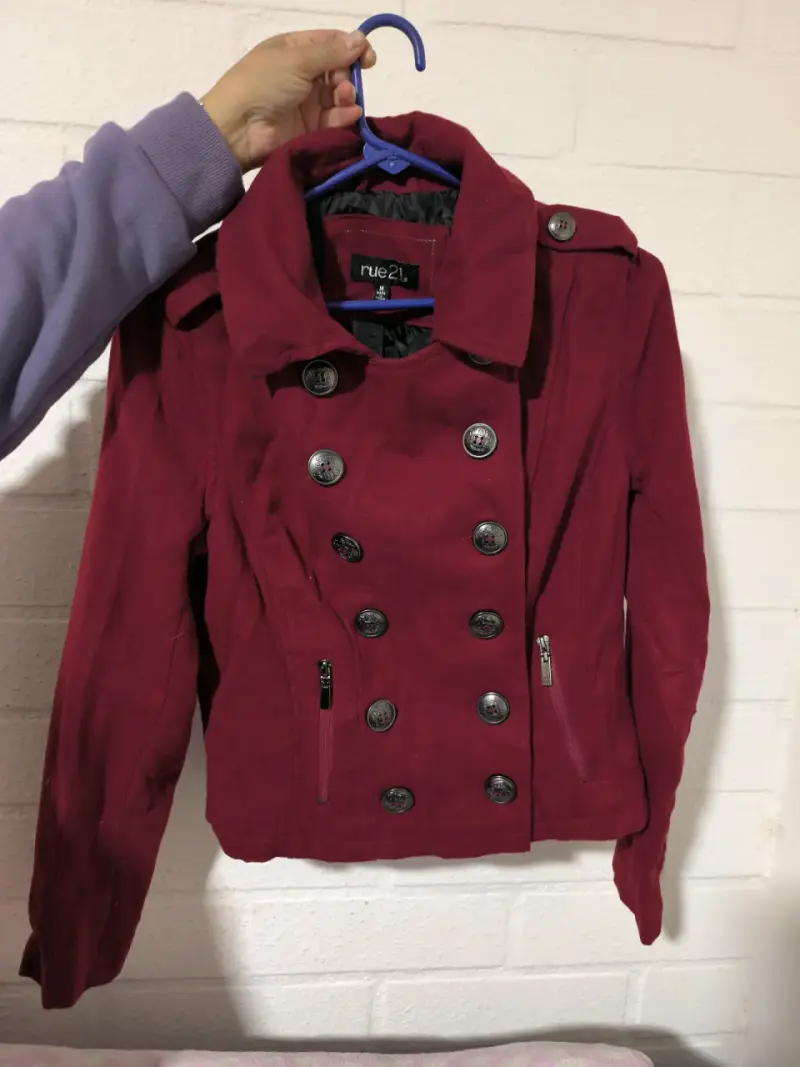 Chaqueta roja de mujer Rue21 con botones - 1