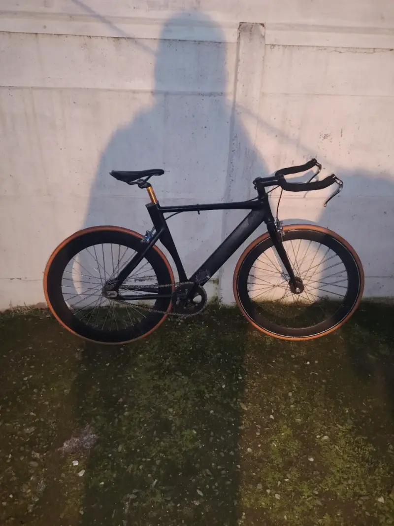 Bicicleta de ruta negra con llantas anaranjadas - 4