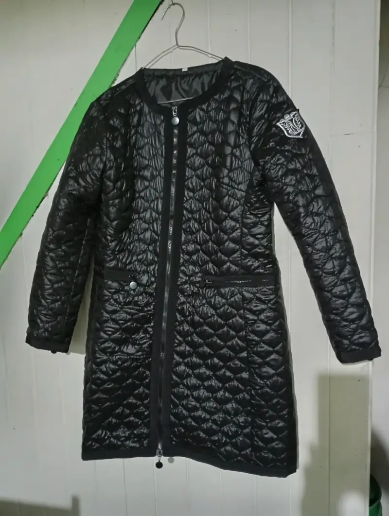 Abrigo largo acolchado negro para mujer - 4
