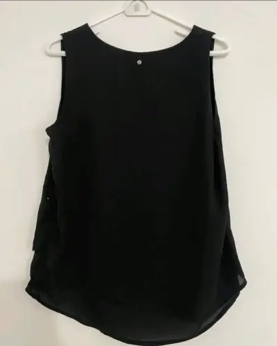Blusa negra sin mangas con detalles brillantes - miniatura 2
