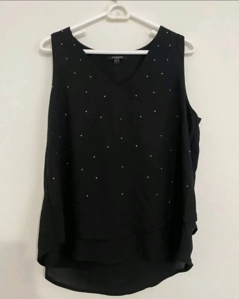 Blusa negra sin mangas con detalles brillantes - 1