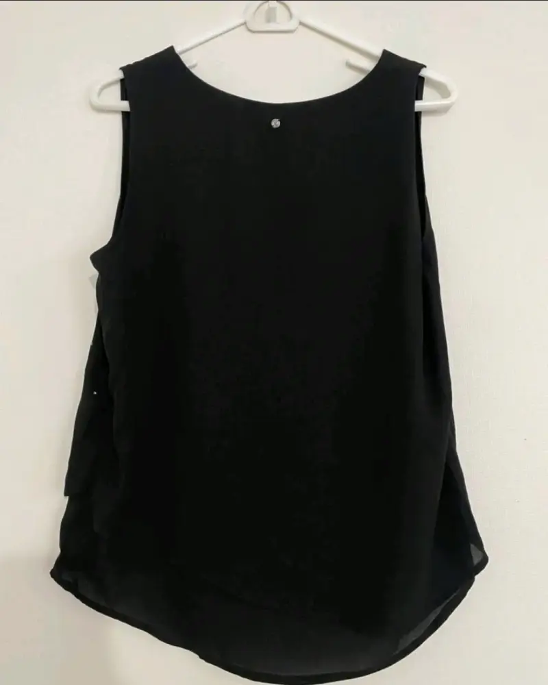 Blusa negra sin mangas con detalles brillantes - 2