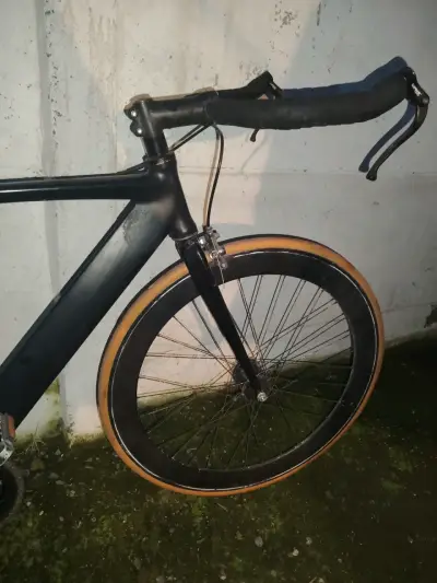 Bicicleta de ruta negra con llantas anaranjadas - miniatura 2