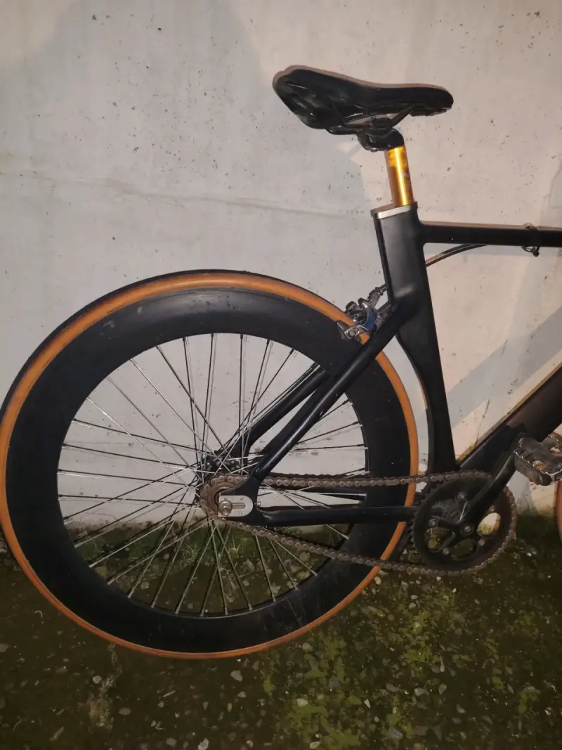 Bicicleta de ruta negra con llantas anaranjadas - 3