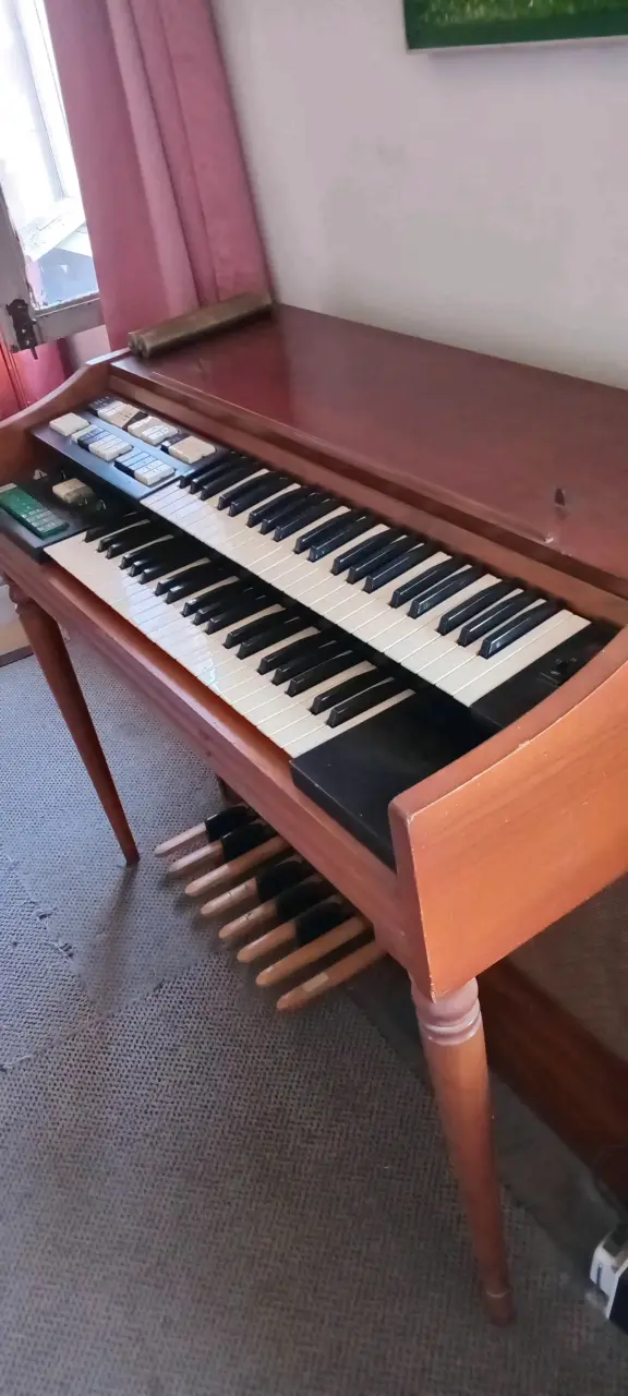 Órgano eléctrico vintage de madera