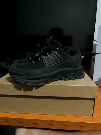 Zapatillas Nike Zoom Vomero Roam negras talla 43 - miniatura 1