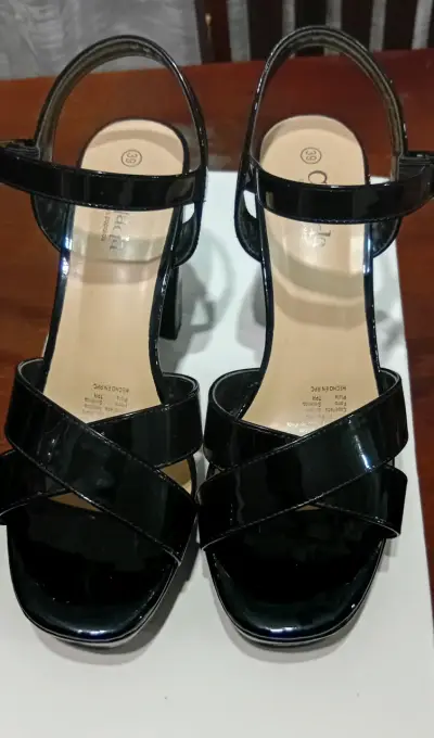 Sandalia taco alto tipo charol negro ,talla 39 - miniatura 2