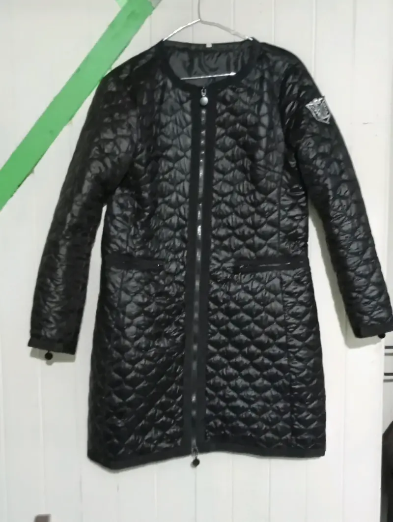 Abrigo largo acolchado negro para mujer - 2