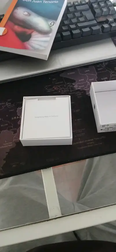 Audífonos inalámbricos Apple AirPods con estuche - miniatura 2