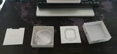 Audífonos inalámbricos Apple AirPods con estuche - miniatura 3