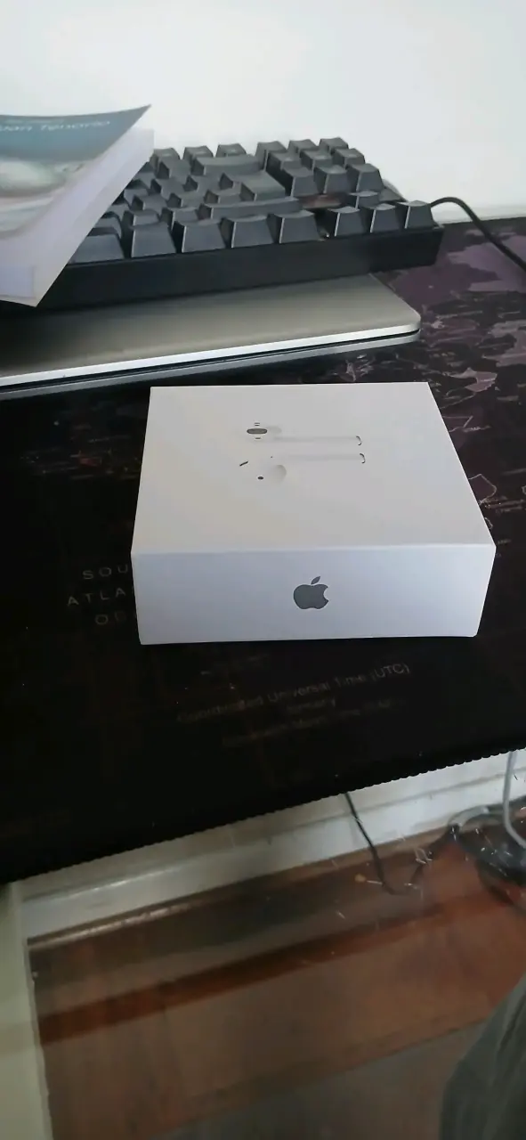Audífonos inalámbricos Apple AirPods con estuche - 4