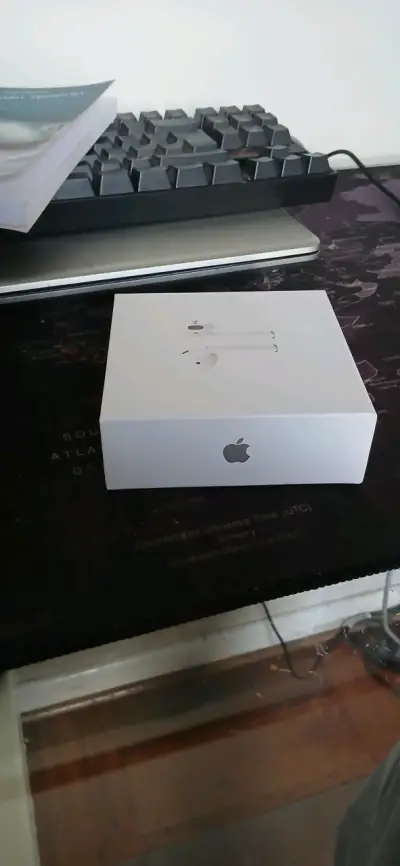 Audífonos inalámbricos Apple AirPods con estuche - miniatura 4