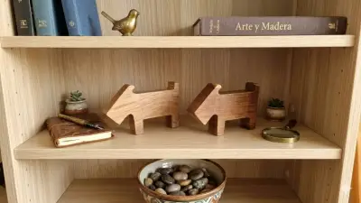 Decoración de madera en forma de perro - miniatura 1