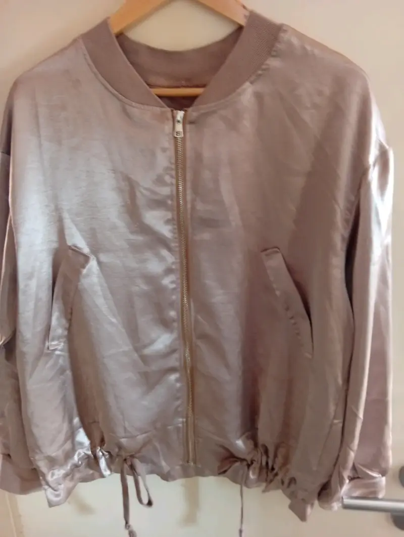 Chaqueta bomber satinada beige para mujer - 1