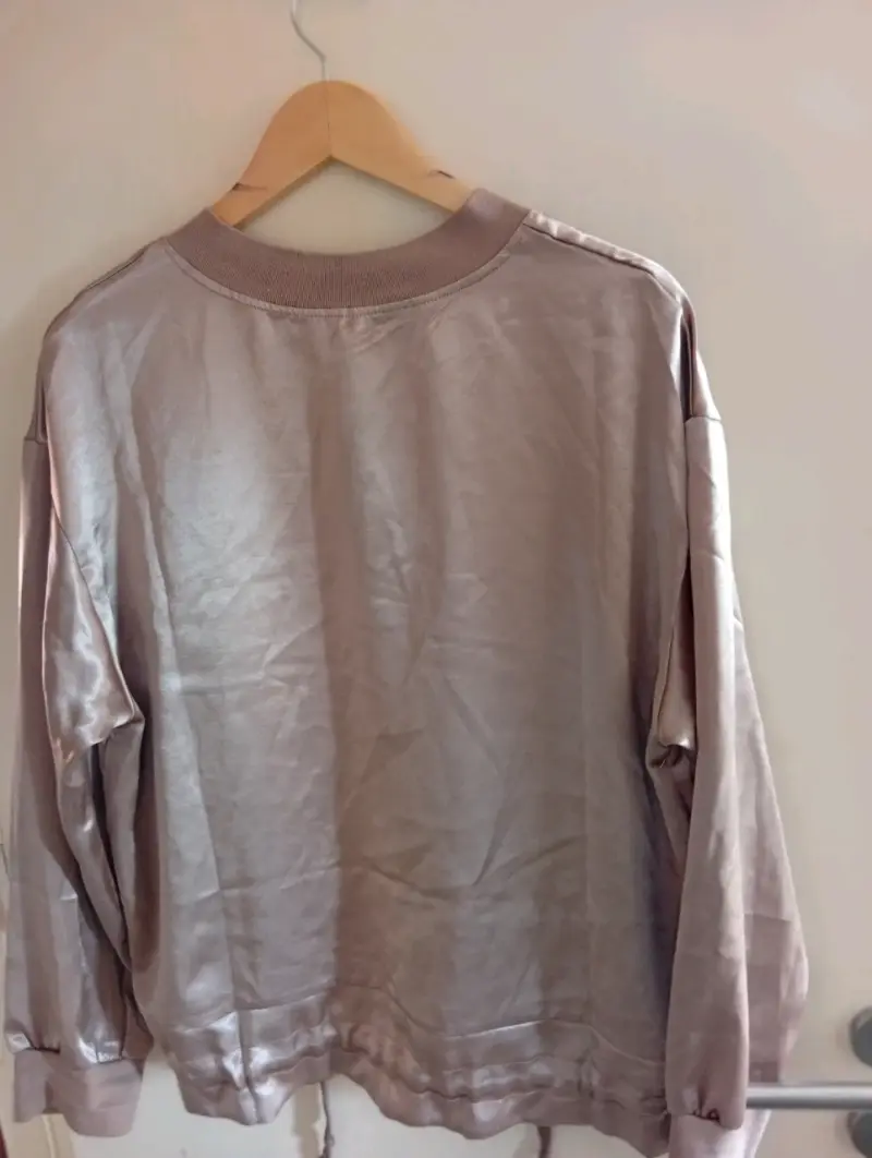 Chaqueta bomber satinada beige para mujer - 2
