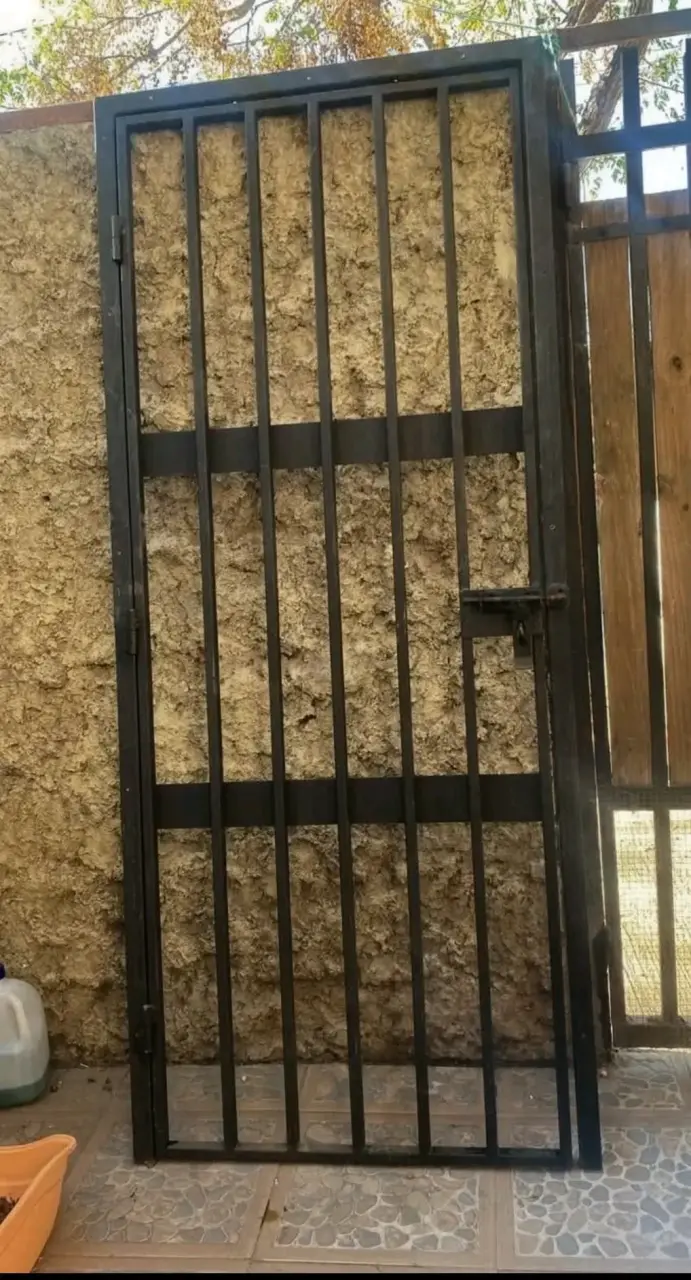 Puerta de reja metálica negra para exterior - 1