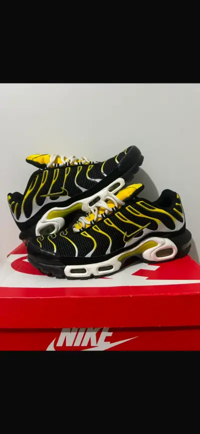 Zapatillas Nike Air Max Plus TN negras y amarillas - miniatura 1