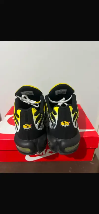 Zapatillas Nike Air Max Plus TN negras y amarillas - miniatura 3