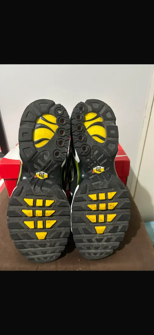 Zapatillas Nike Air Max Plus TN negras y amarillas - 4