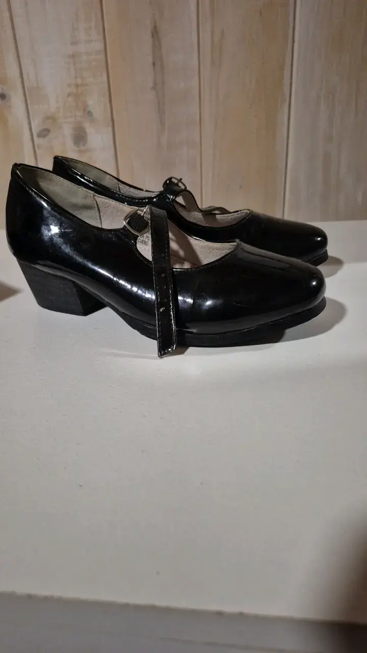 Zapatos de charol negro con tacón bajo - 1
