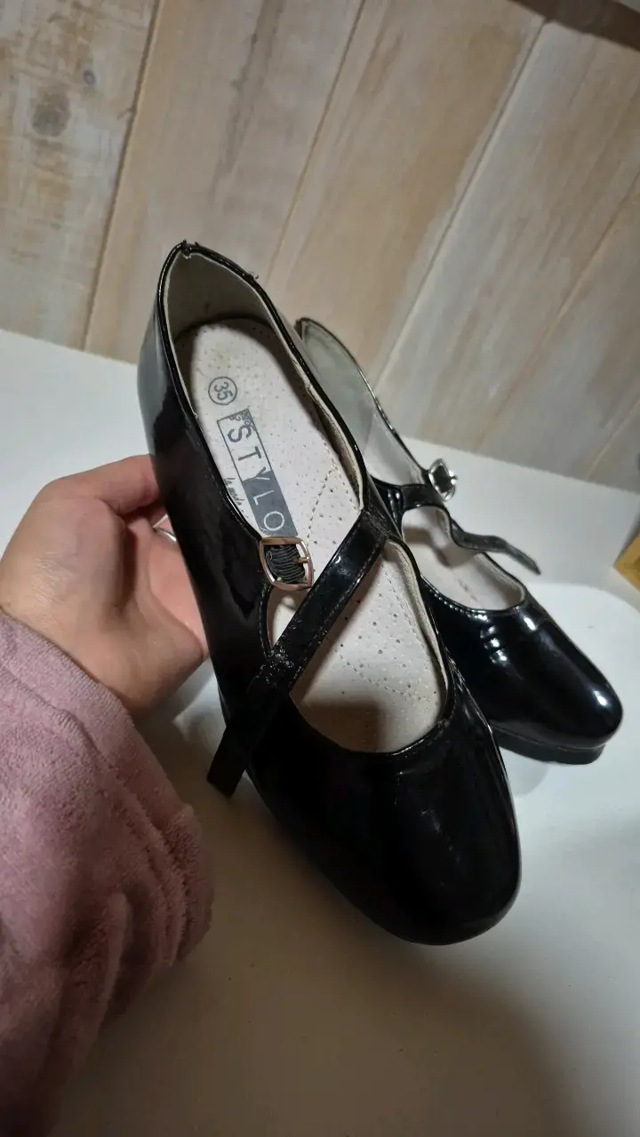 Zapatos de charol negro con tacón bajo - 2