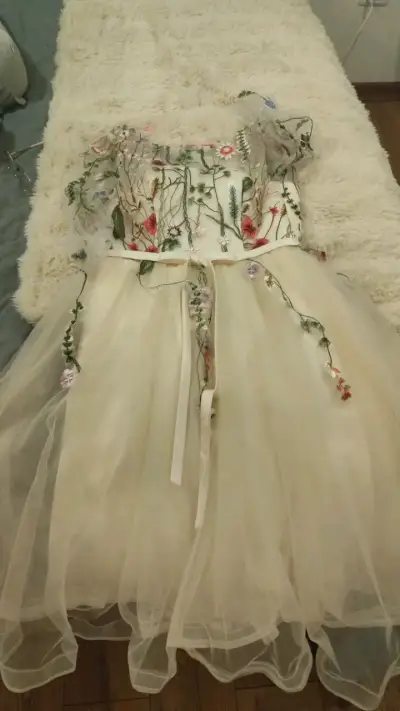 Vestido de fiesta bordado con flores - miniatura 1