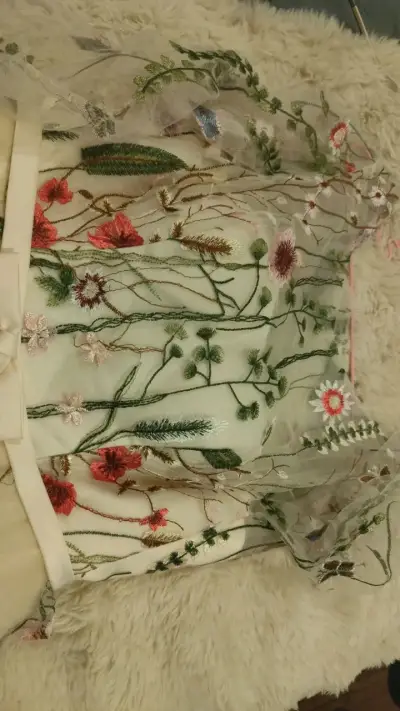Vestido de fiesta bordado con flores - miniatura 2