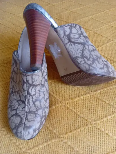Zuecos de tacón alto estampados Lovarinos - miniatura 2