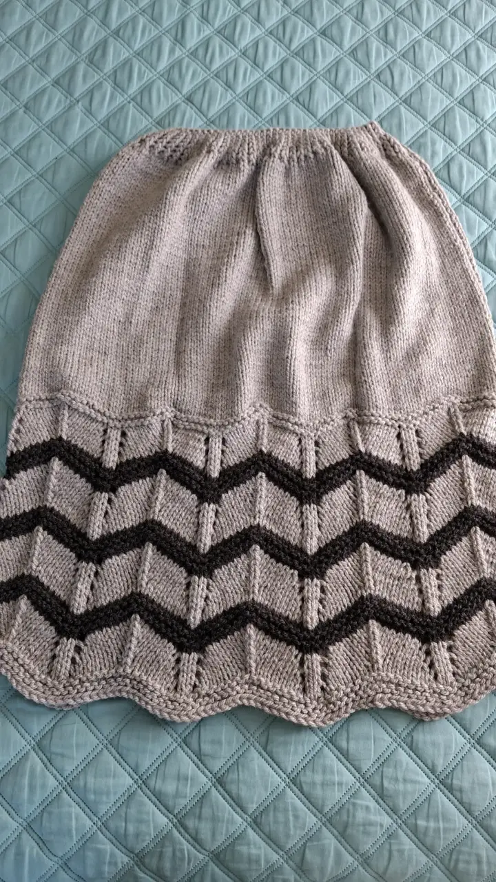Falda tejida a mano gris con diseño zigzag