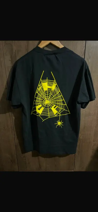 Polera negra HUF con diseño de araña - miniatura 2