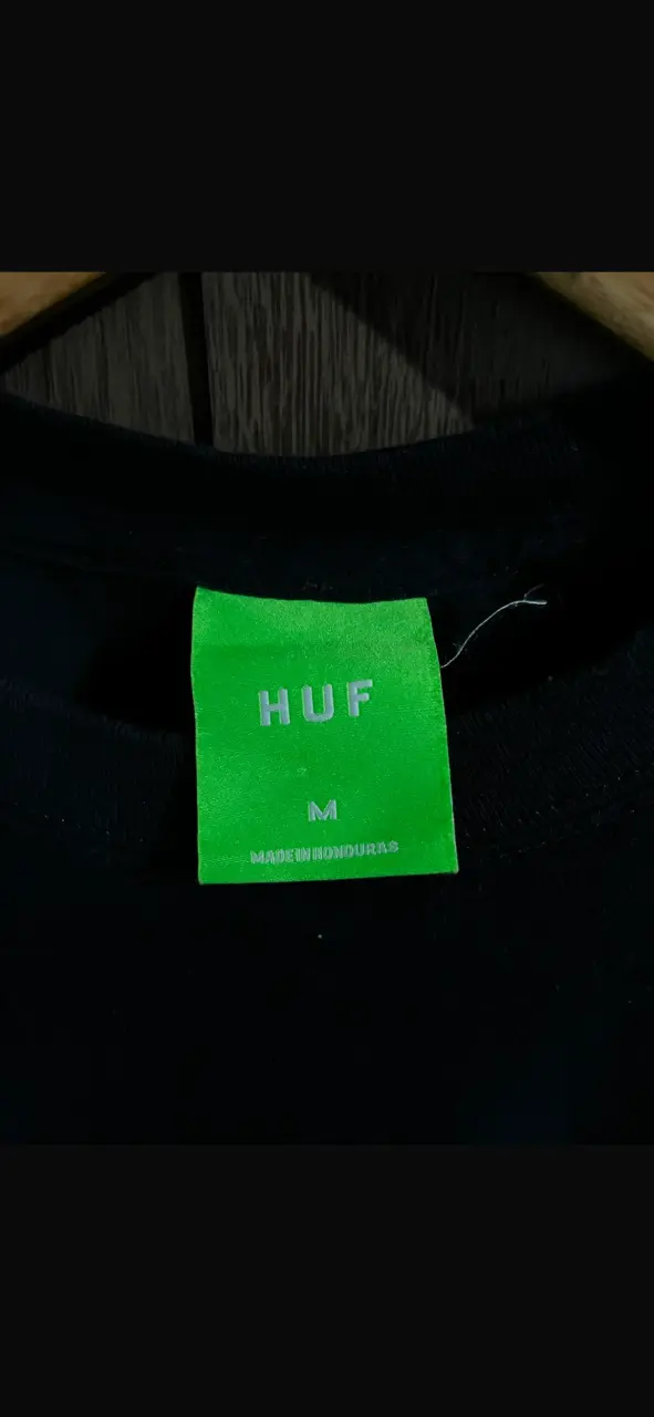 Polera negra HUF con diseño de araña - 3