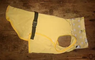 Abrigo amarillo para perro con diseño de Snoopy - miniatura 1