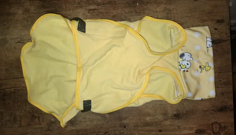 Abrigo amarillo para perro con diseño de Snoopy - 2
