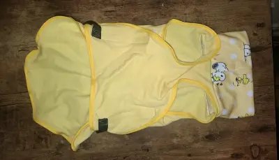 Abrigo amarillo para perro con diseño de Snoopy - miniatura 2