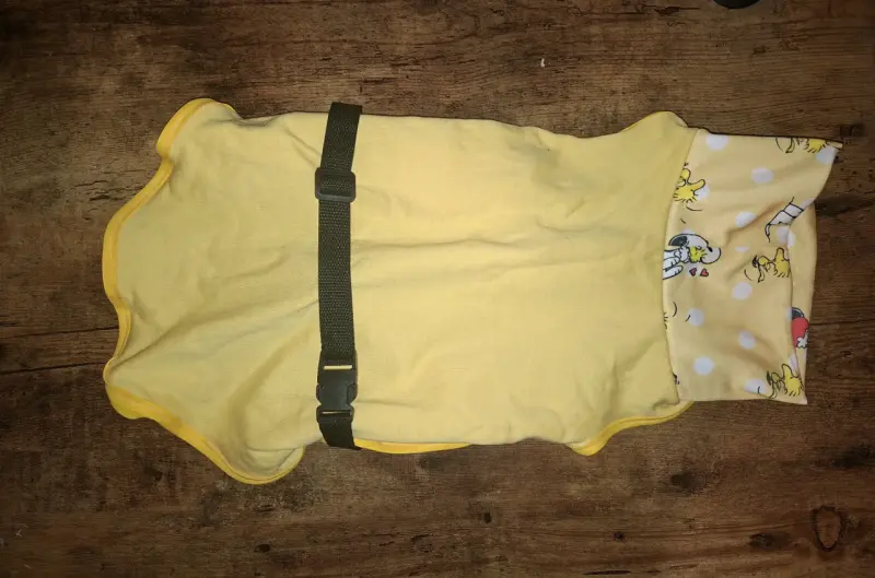 Abrigo amarillo para perro con diseño de Snoopy - 3