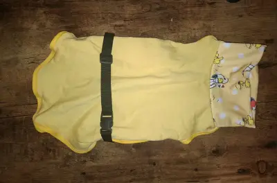 Abrigo amarillo para perro con diseño de Snoopy - miniatura 3