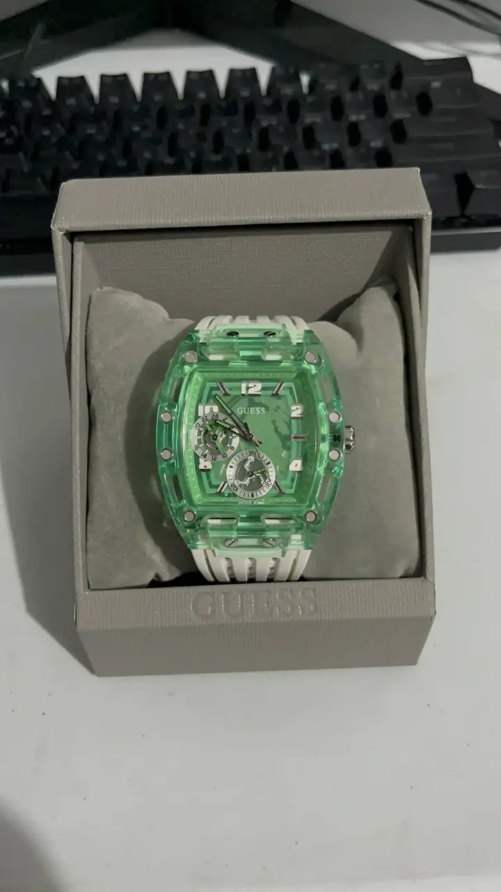 Reloj Guess verde con correa blanca