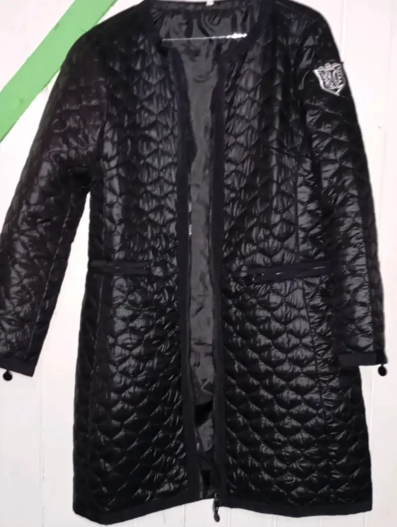 Abrigo acolchado negro para mujer - 2