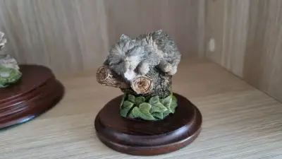 Figura de Gato Durmiendo en Tronco Border Fine Arts - miniatura 1