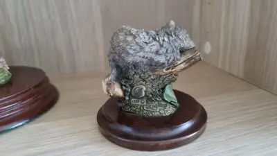 Figura de Gato Durmiendo en Tronco Border Fine Arts - miniatura 2