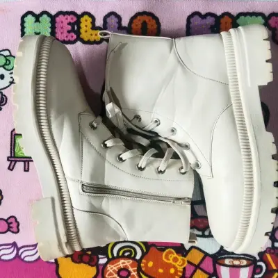 Botas blancas con cierre lateral y cordones - miniatura 1